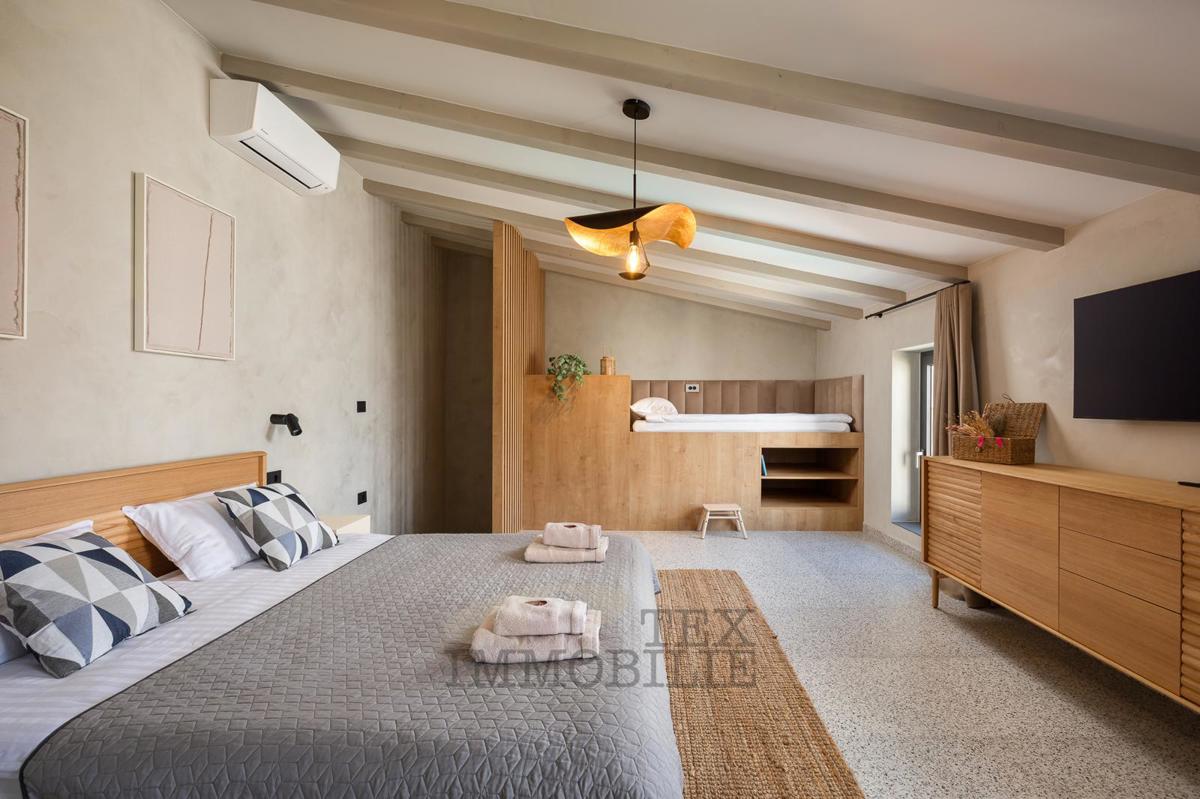 Una bella casa in pietra ristrutturata con piscina è in vendita in un posto tranquillo vicino a Visinada