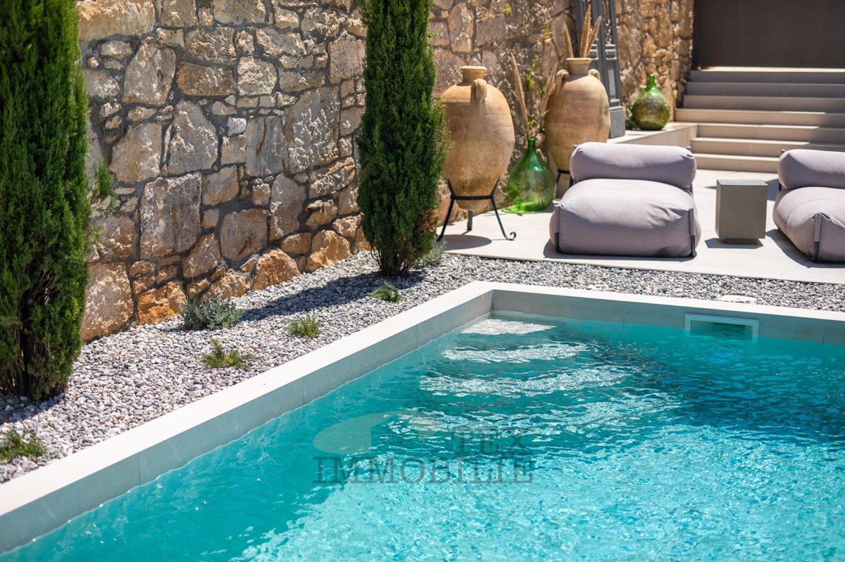 Una bella casa in pietra ristrutturata con piscina è in vendita in un posto tranquillo vicino a Visinada