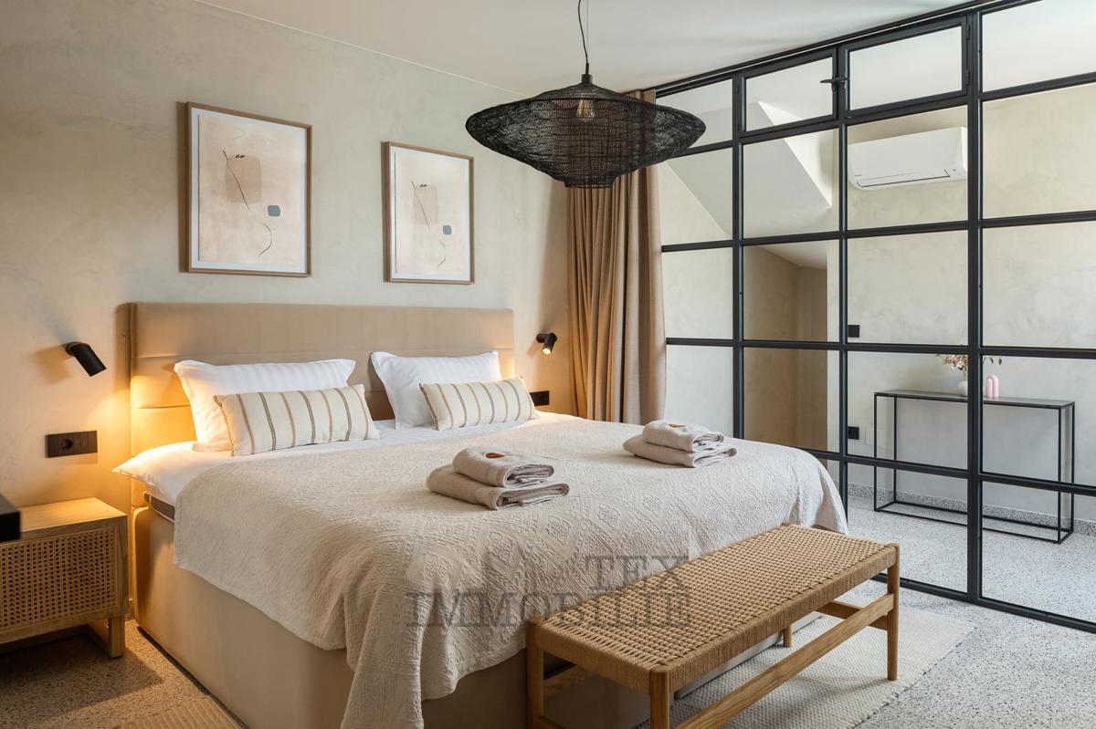 Una bella casa in pietra ristrutturata con piscina è in vendita in un posto tranquillo vicino a Visinada