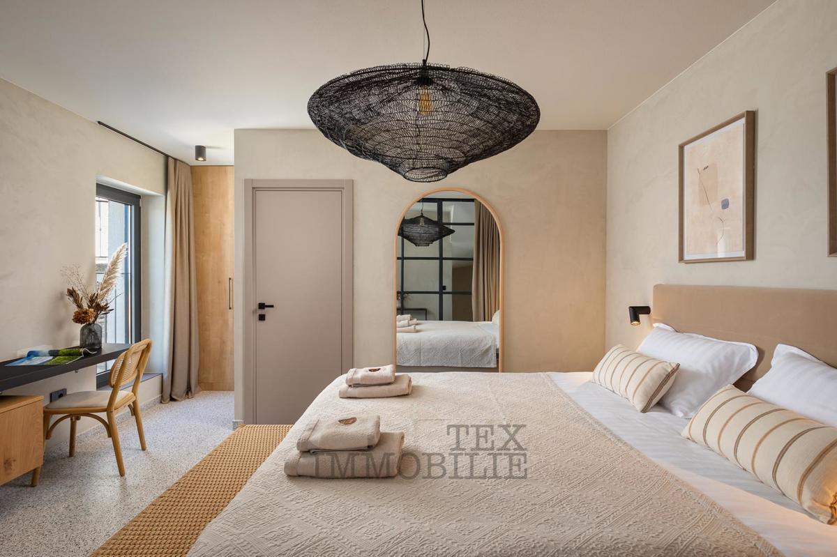 Una bella casa in pietra ristrutturata con piscina è in vendita in un posto tranquillo vicino a Visinada