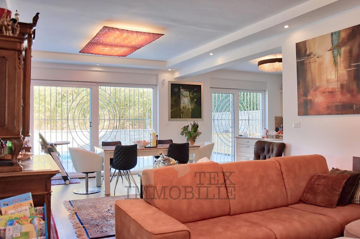Casa di famiglia con piscina e ampio giardino