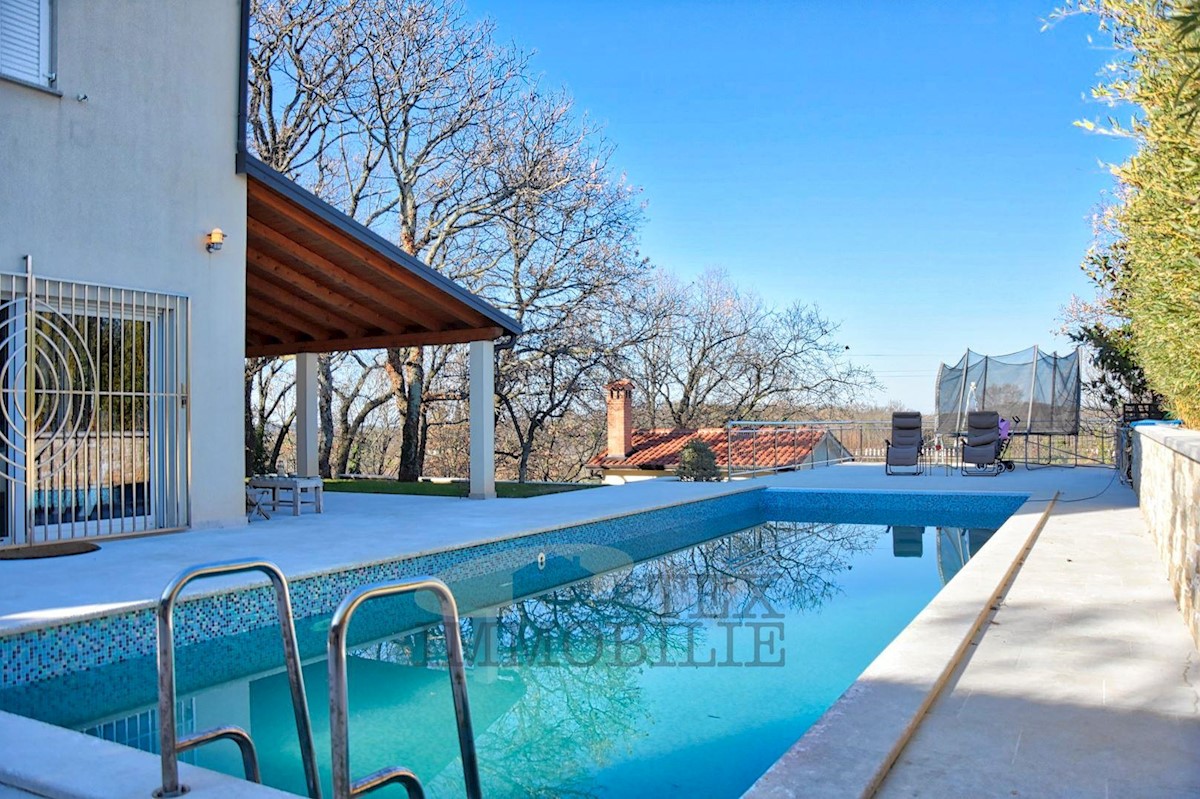 Casa di famiglia con piscina e ampio giardino