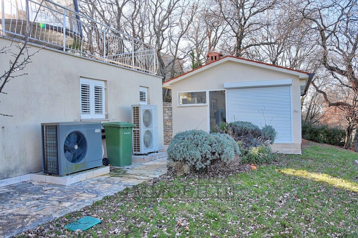 Casa di famiglia con piscina e ampio giardino