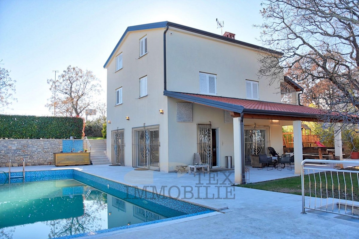 Casa di famiglia con piscina e ampio giardino