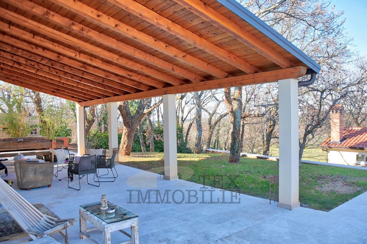 Casa di famiglia con piscina e ampio giardino