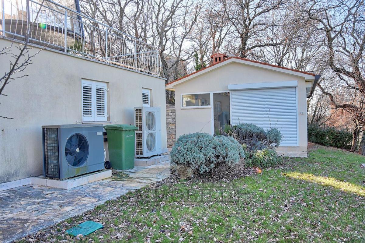 Casa di famiglia con piscina e ampio giardino