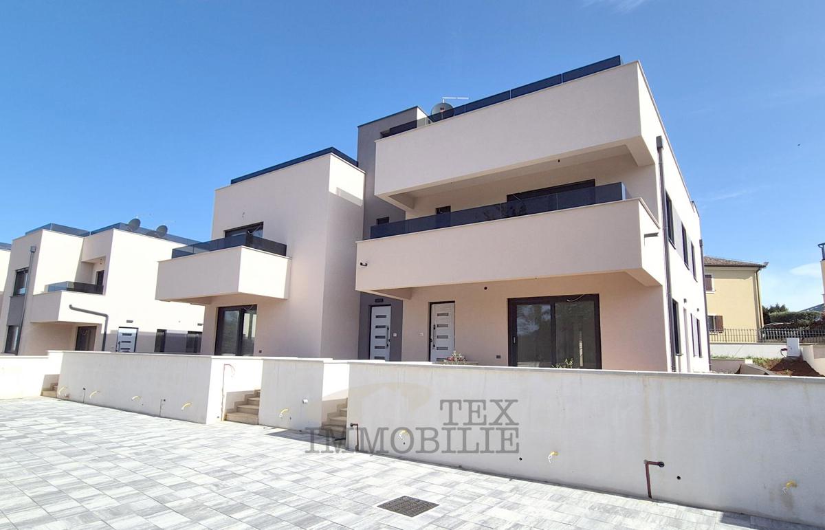 Nuovo appartamento vicino al mare e al centro di Parenzo 