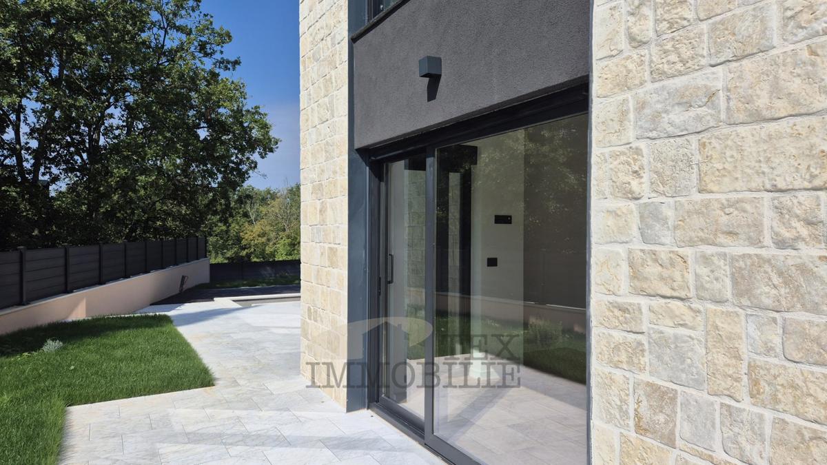 Lussuosa villa moderna con piscina a Parenzo, a 4 km dal mare