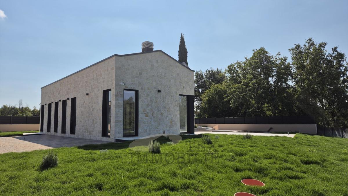 Lussuosa villa moderna con piscina a Parenzo, a 4 km dal mare