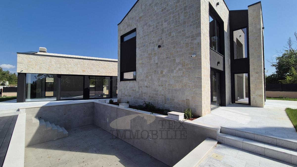 Lussuosa villa moderna con piscina a Parenzo, a 4 km dal mare