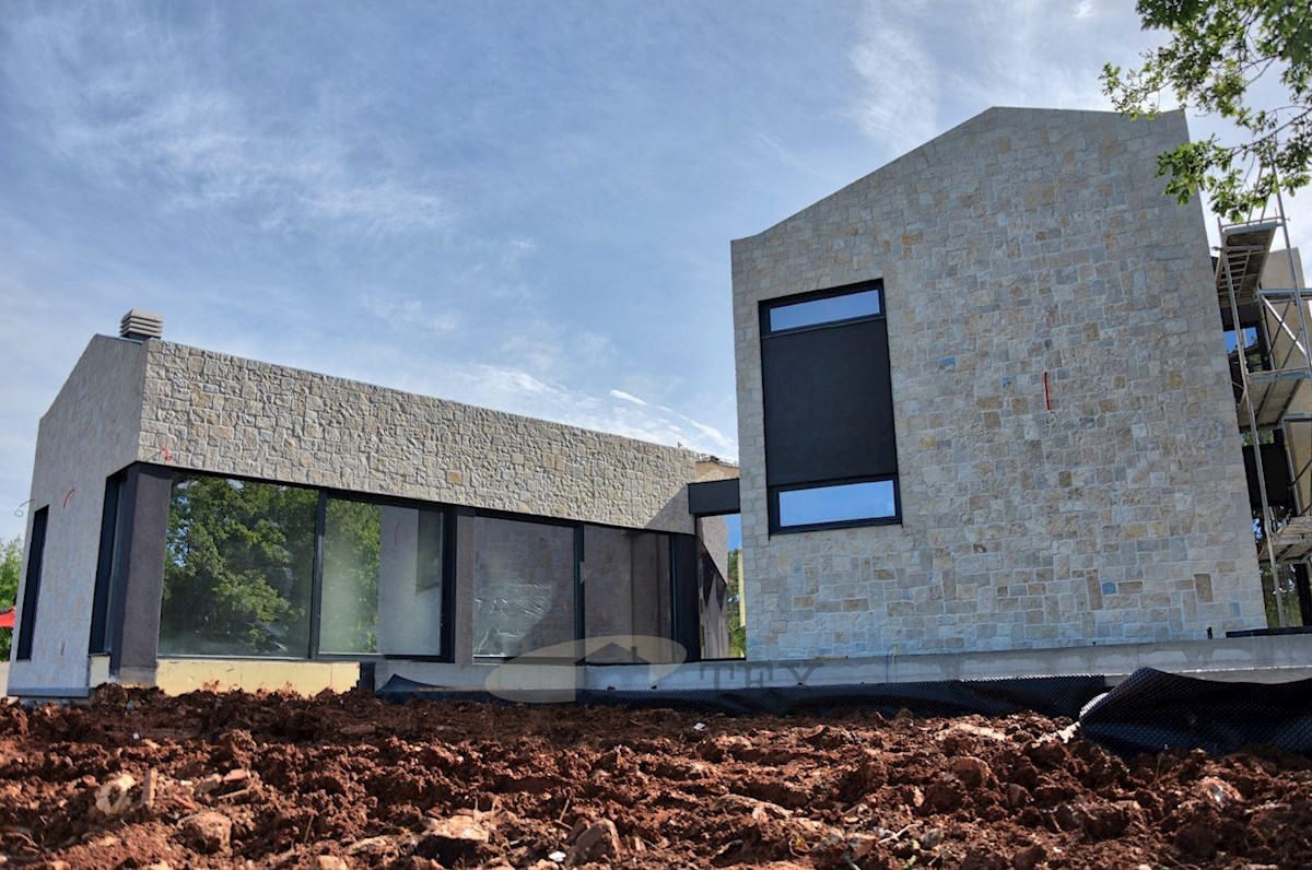 Lussuosa villa moderna con piscina a Parenzo, a 4 km dal mare