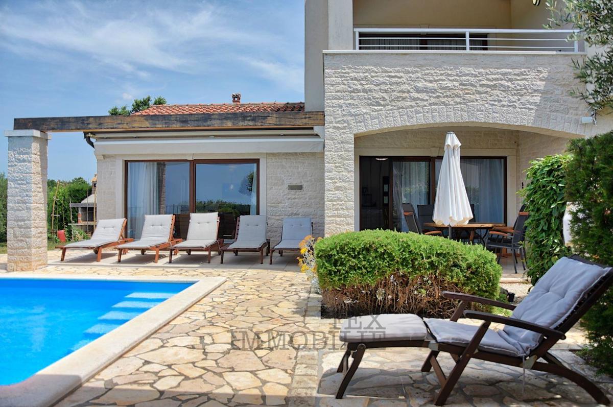 Villa indipendente con piscina e vista mare