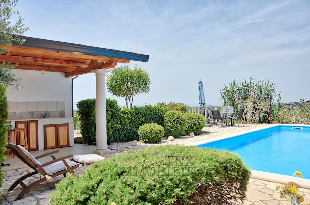 Villa indipendente con piscina e vista mare