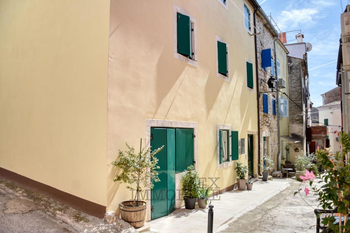 EDIFICIO RESIDENZIALE-COMMERCIALE NEL CUORE DEL CENTRO STORICO DI VRSAR