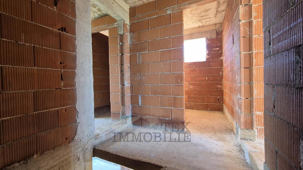 Case allo stato grezzo in un esclusivo complesso residenziale