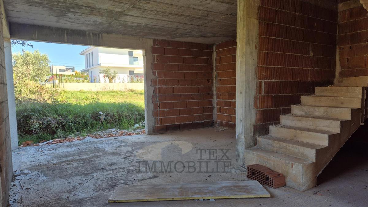Case allo stato grezzo in un esclusivo complesso residenziale