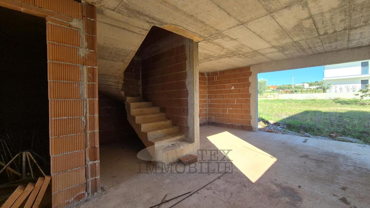 Case allo stato grezzo in un esclusivo complesso residenziale