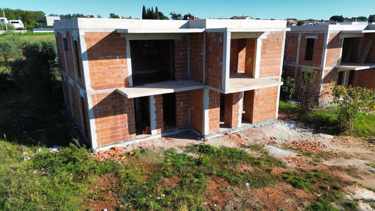 Case allo stato grezzo in un esclusivo complesso residenziale