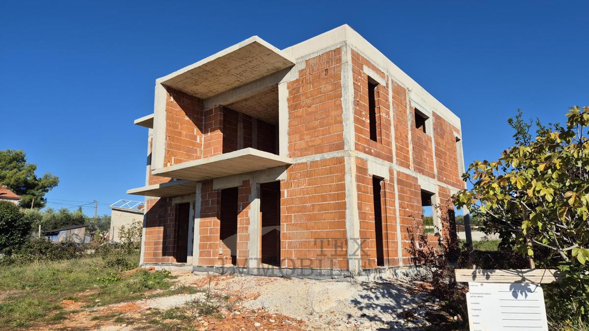 Case allo stato grezzo in un esclusivo complesso residenziale
