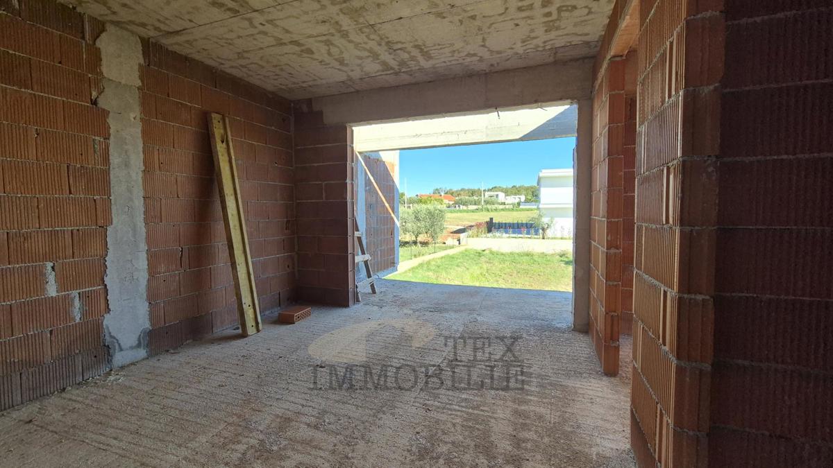 Case allo stato grezzo in un esclusivo complesso residenziale