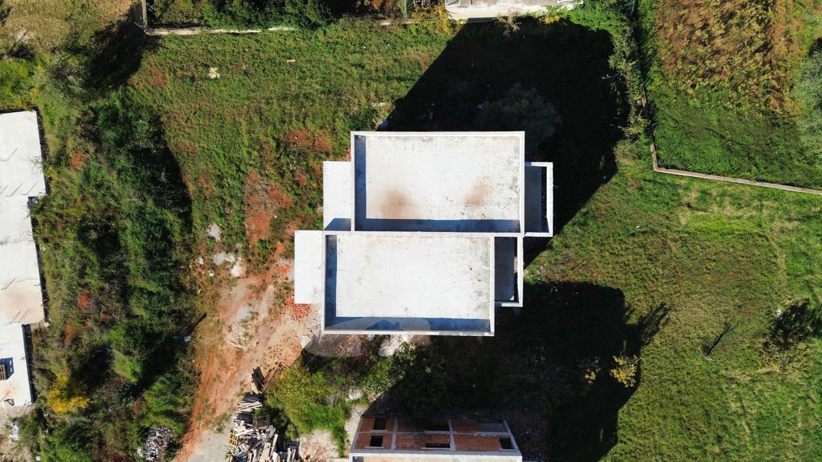 Case allo stato grezzo in un esclusivo complesso residenziale