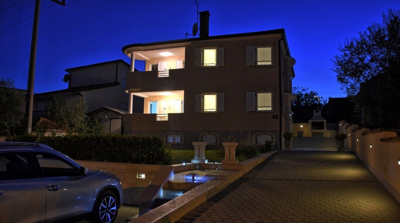Casa con 4 appartamenti vicino a Parenzo
