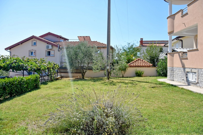 Casa con 4 appartamenti vicino a Parenzo