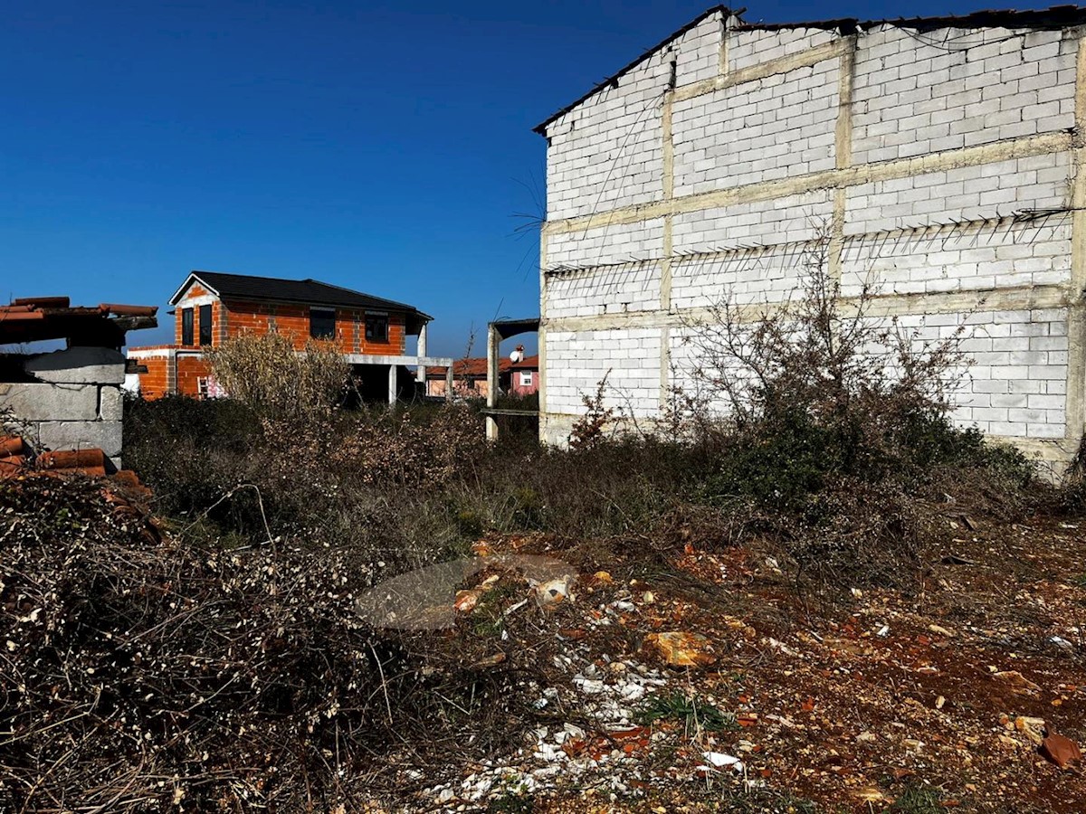 Parenzo, terreno edificabile a 3 km dal mare