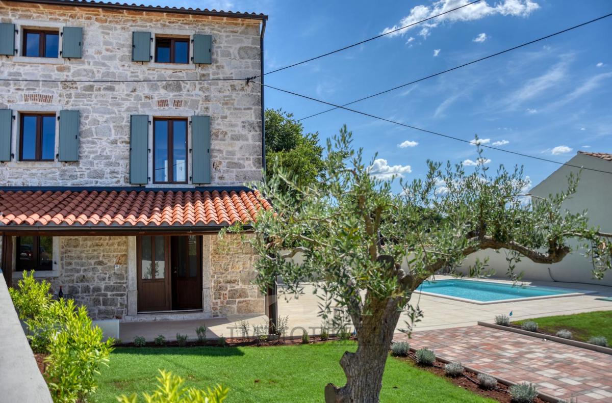 Bella casa in pietra ristrutturata con piscina in vendita