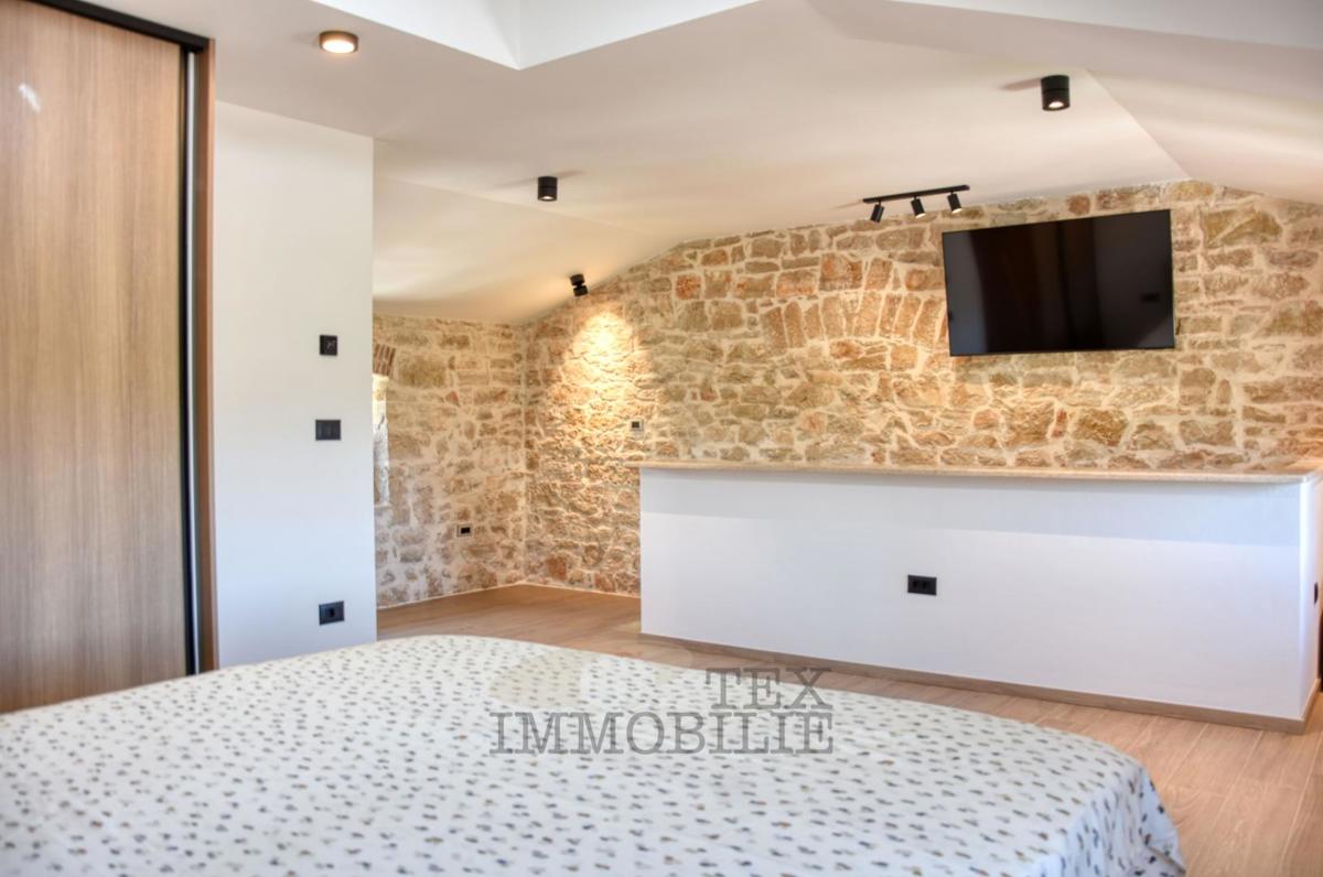 Bella casa in pietra ristrutturata con piscina in vendita