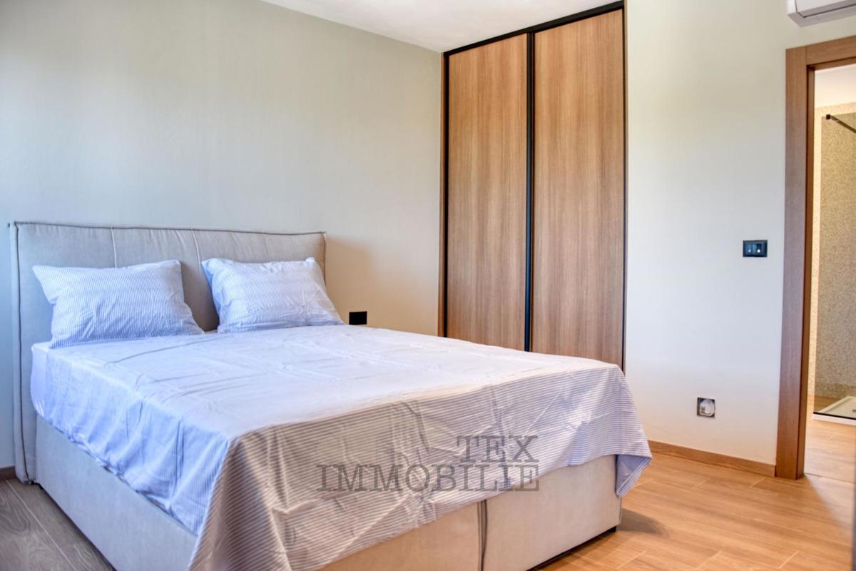 Bella casa in pietra ristrutturata con piscina in vendita