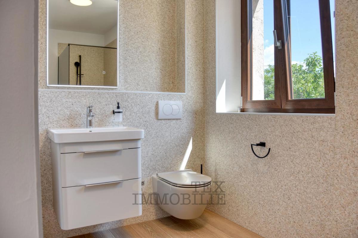 Bella casa in pietra ristrutturata con piscina in vendita