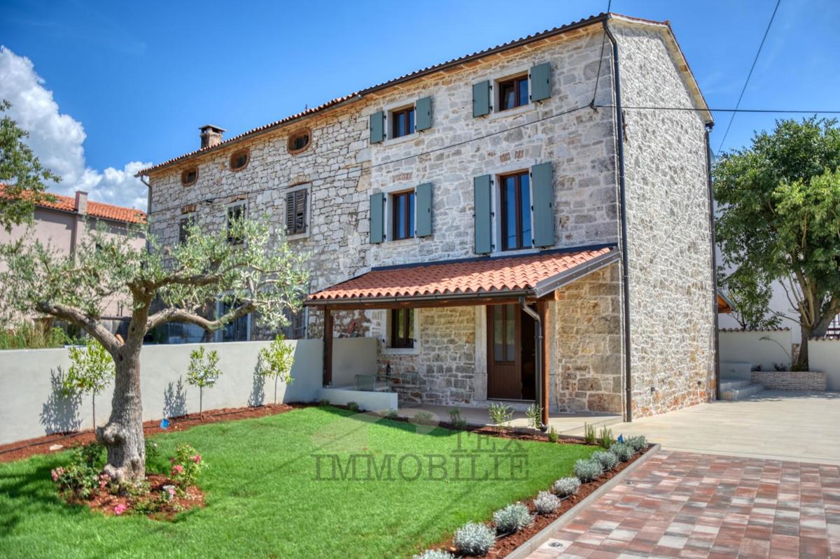 Bella casa in pietra ristrutturata con piscina in vendita