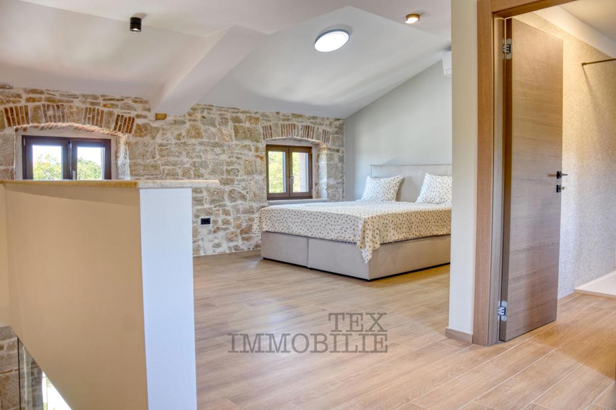 Bella casa in pietra ristrutturata con piscina in vendita