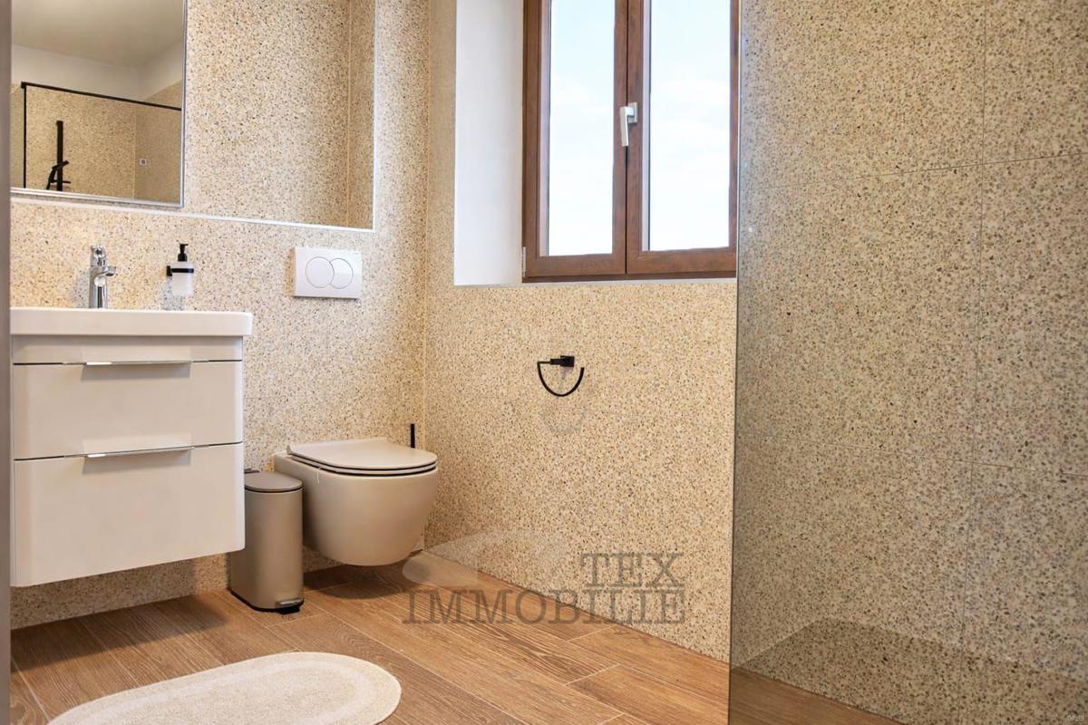 Bella casa in pietra ristrutturata con piscina in vendita