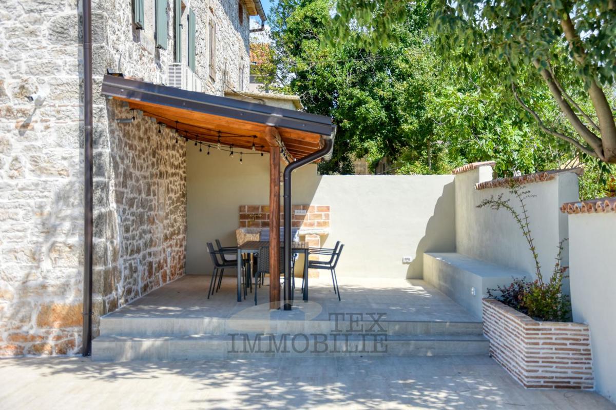 Bella casa in pietra ristrutturata con piscina in vendita