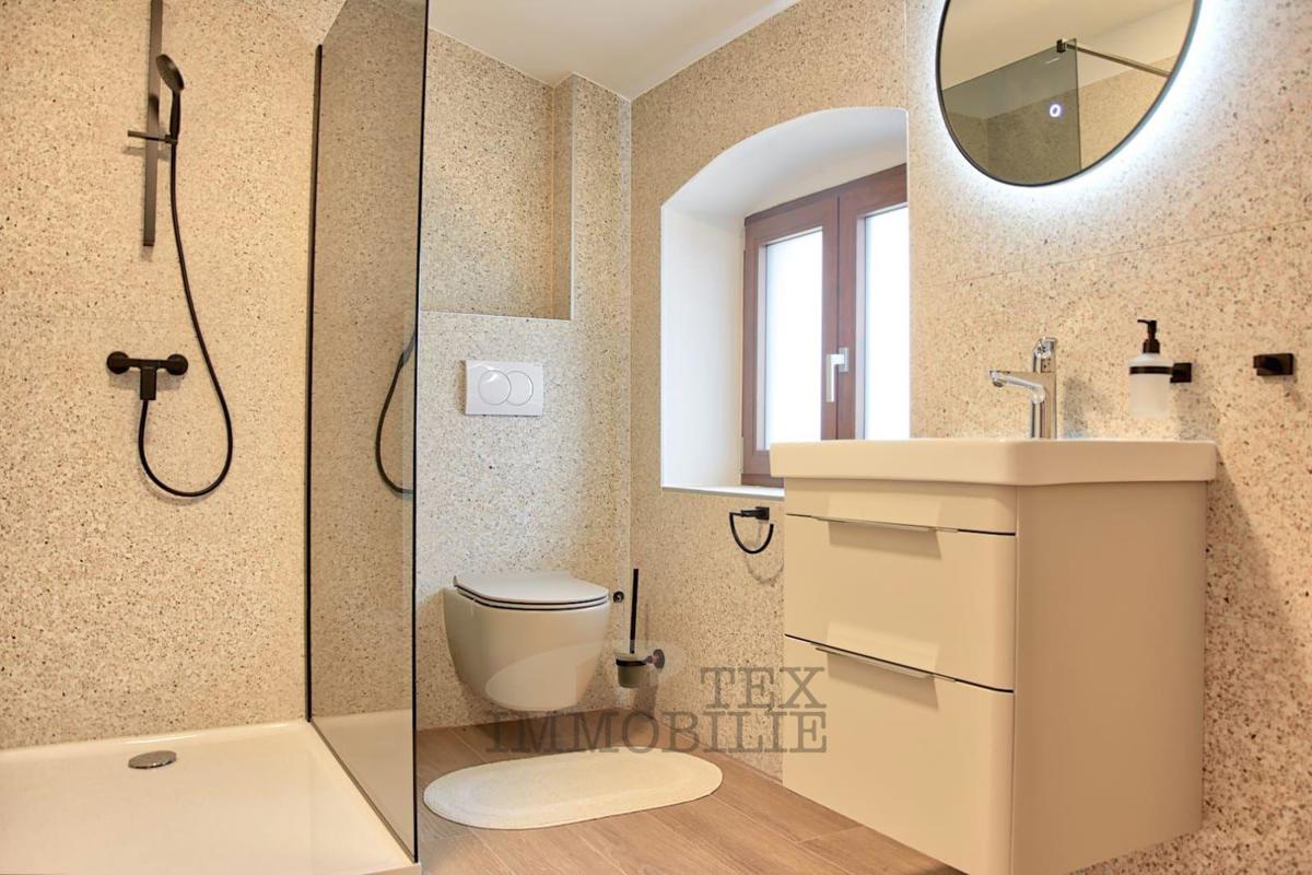 Bella casa in pietra ristrutturata con piscina in vendita