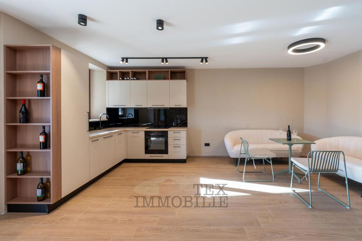 Bella casa in pietra ristrutturata con piscina in vendita