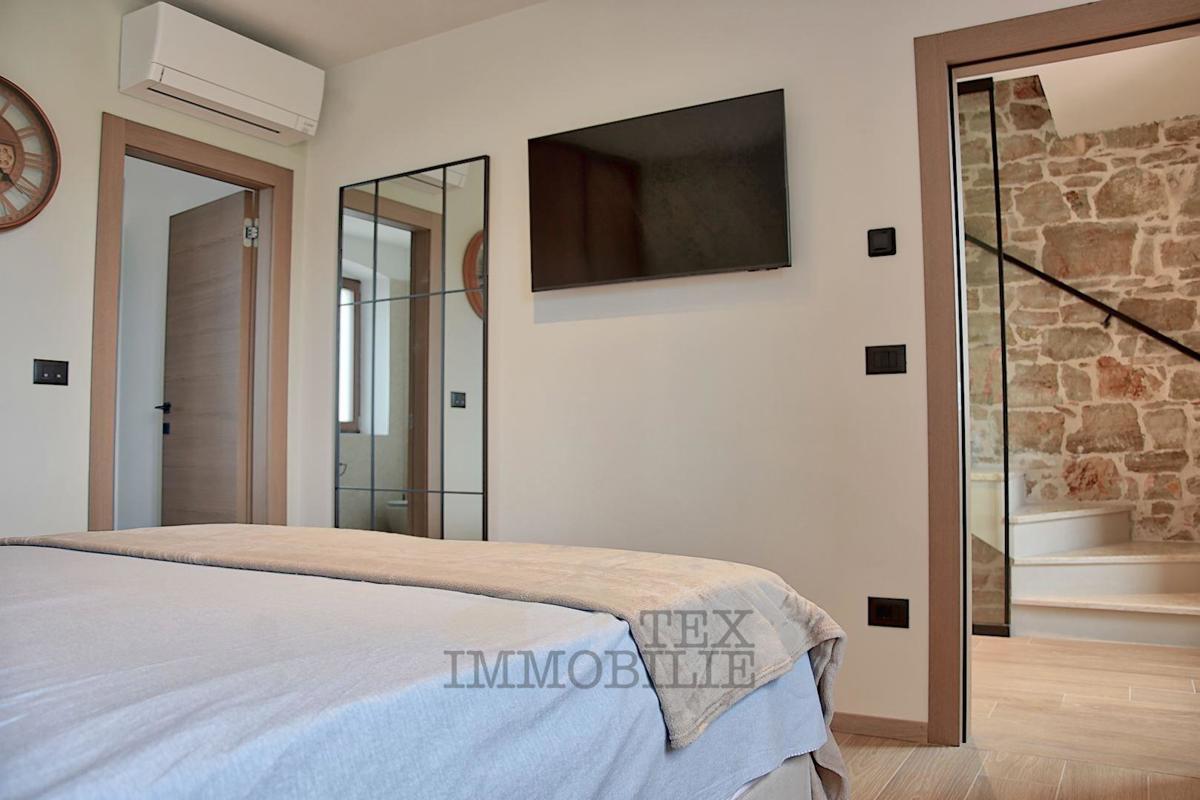 Bella casa in pietra ristrutturata con piscina in vendita