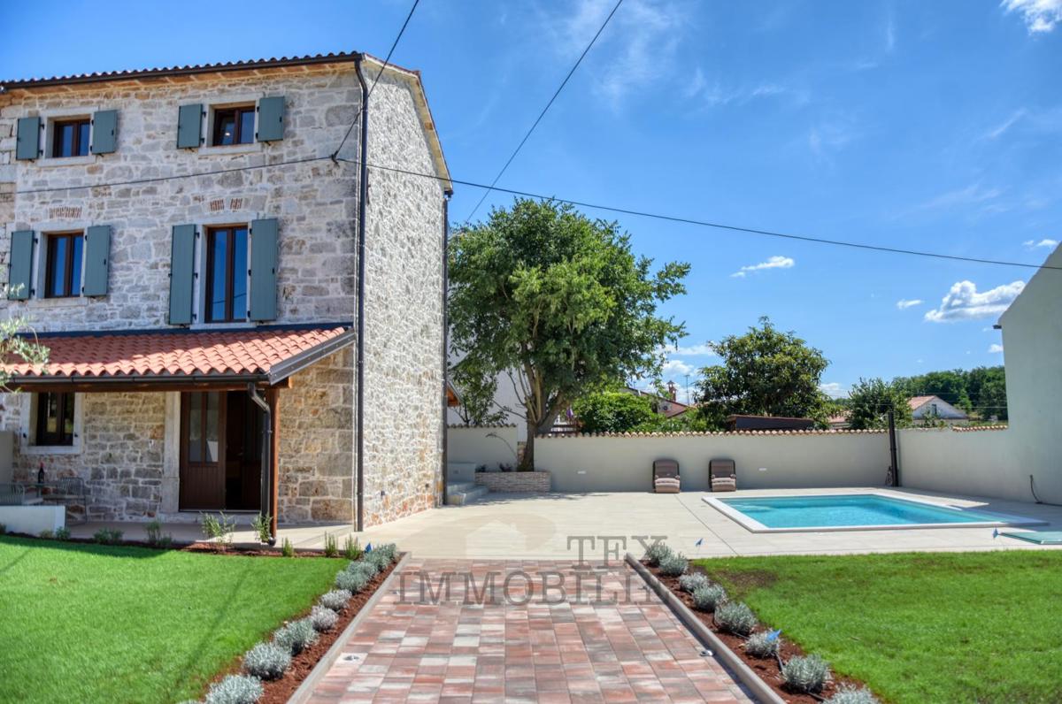 Bella casa in pietra ristrutturata con piscina in vendita