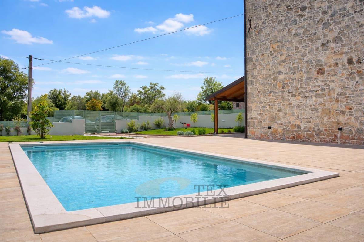 Bella casa in pietra ristrutturata con piscina in vendita