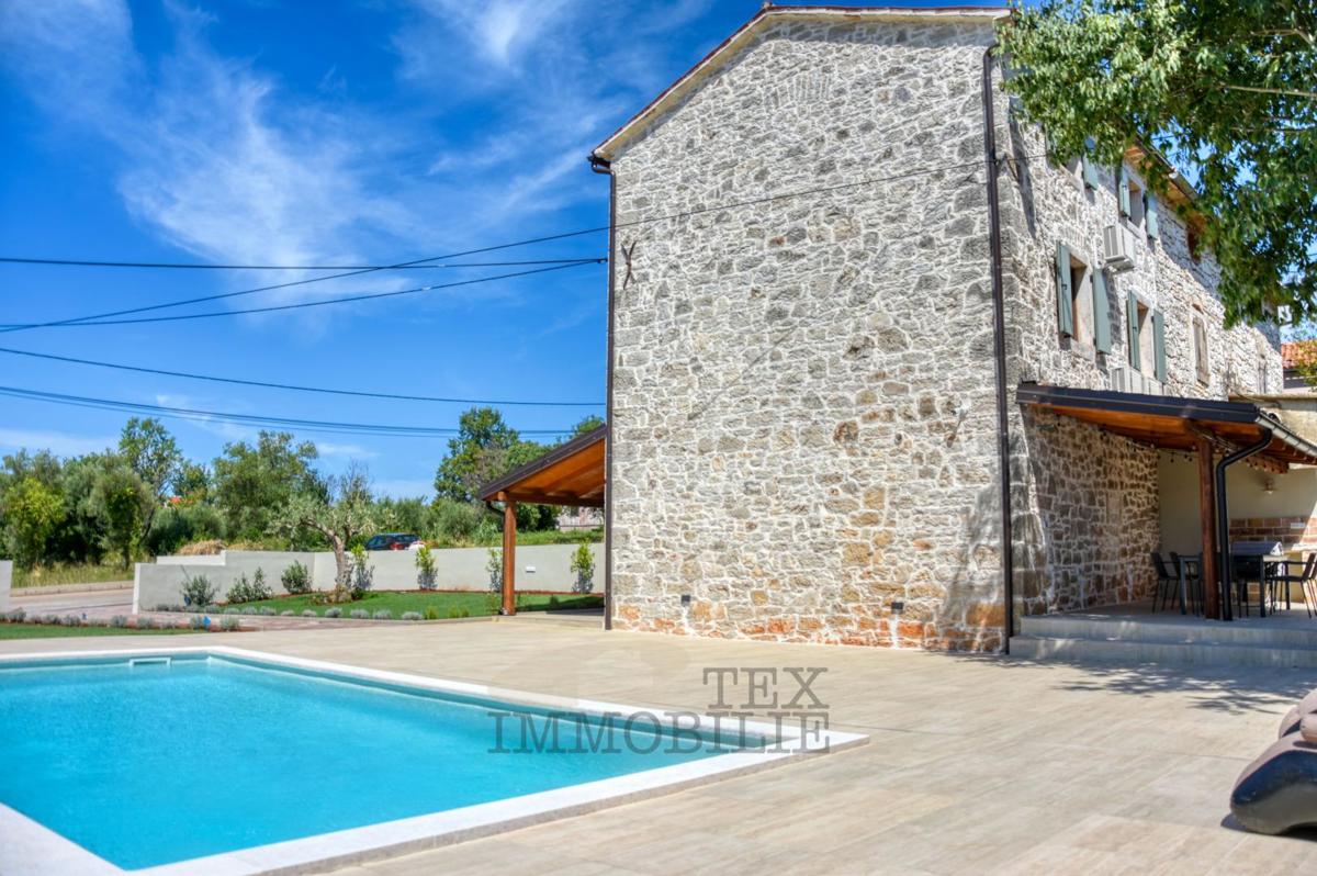 Bella casa in pietra ristrutturata con piscina in vendita