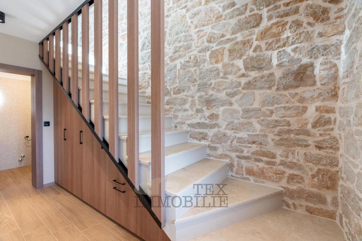 Bella casa in pietra ristrutturata con piscina in vendita