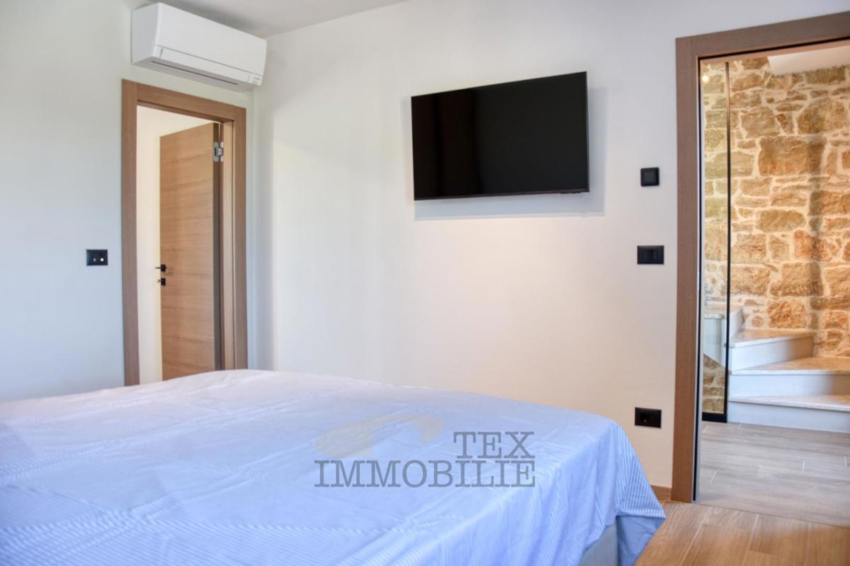 Bella casa in pietra ristrutturata con piscina in vendita