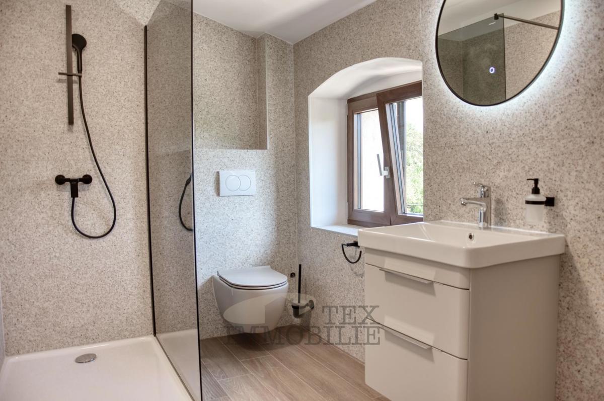 Bella casa in pietra ristrutturata con piscina in vendita