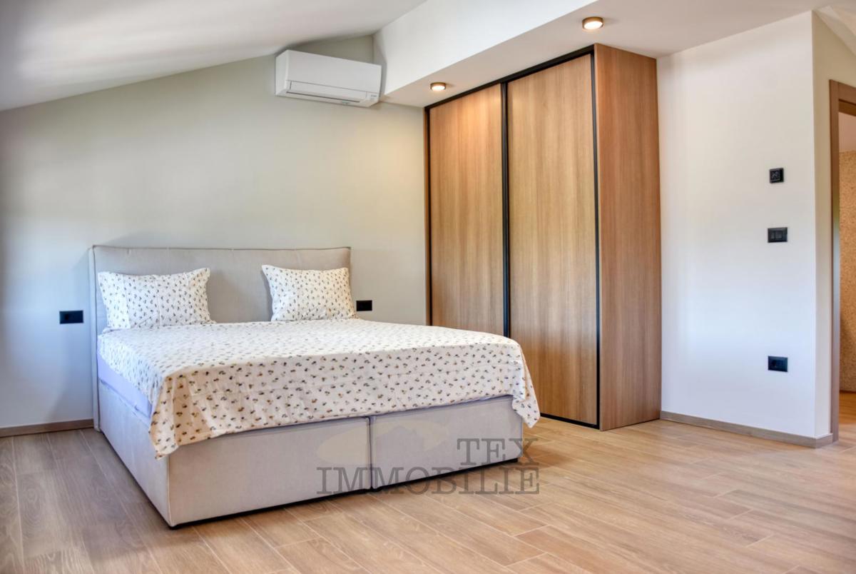 Bella casa in pietra ristrutturata con piscina in vendita