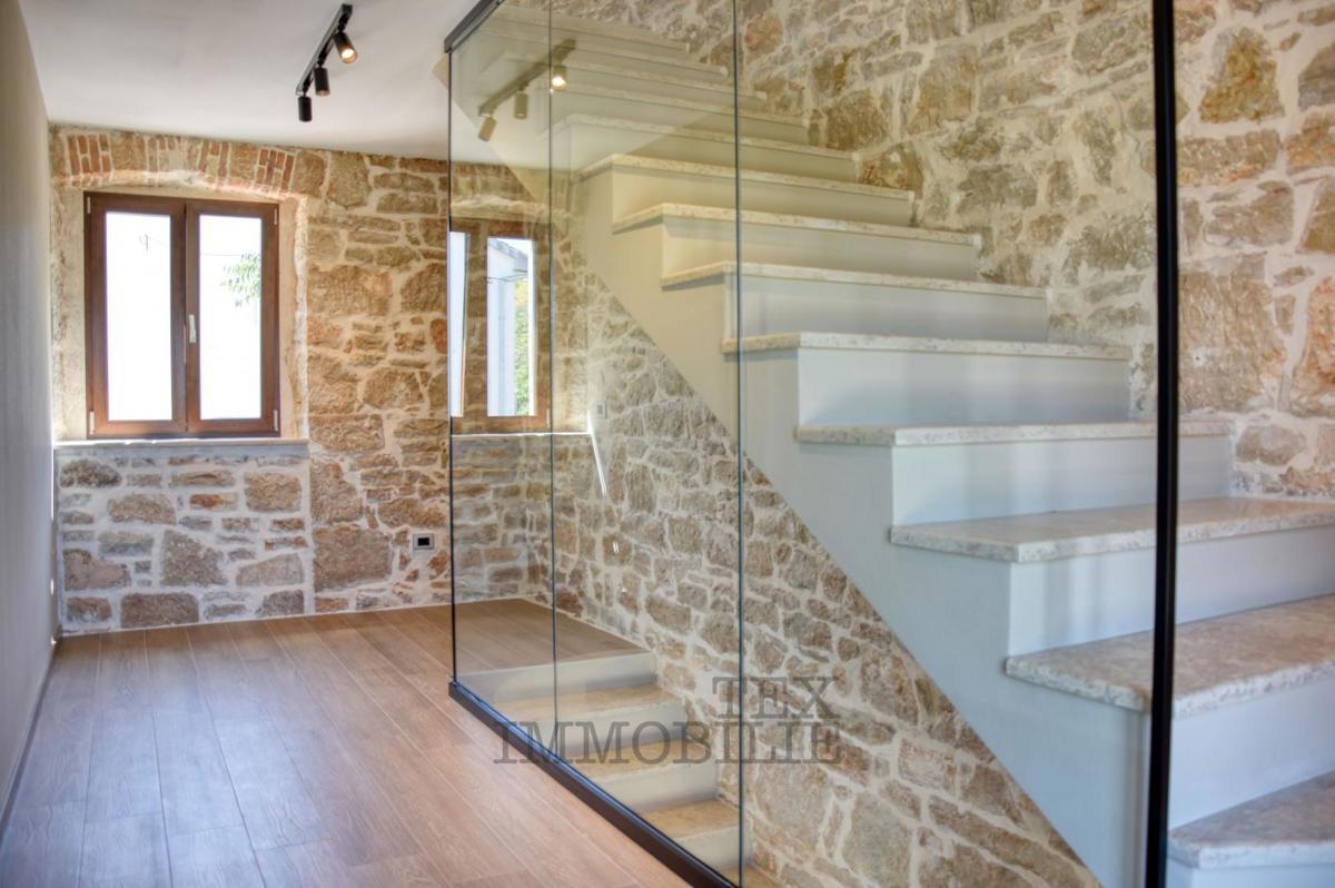 Bella casa in pietra ristrutturata con piscina in vendita