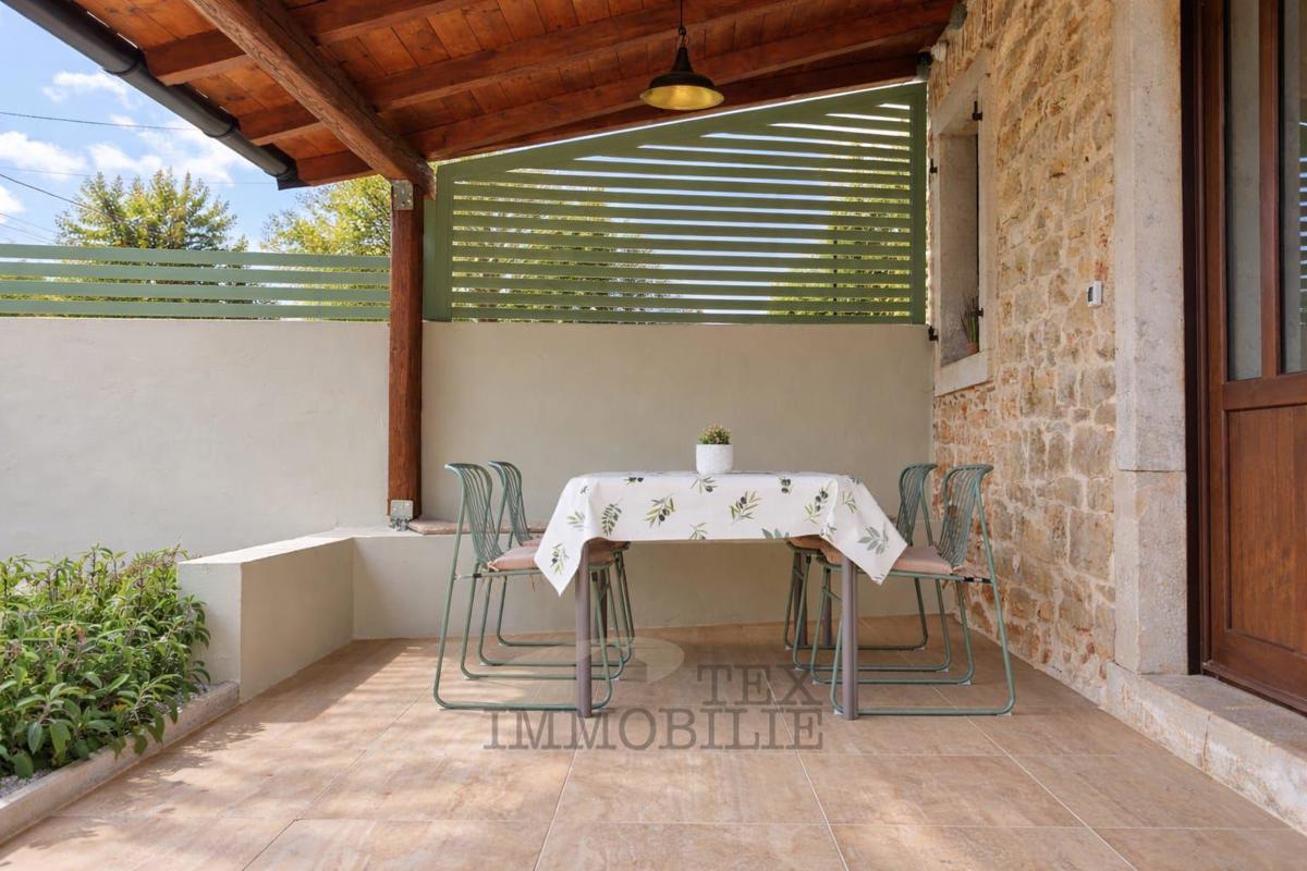 Bella casa in pietra ristrutturata con piscina in vendita