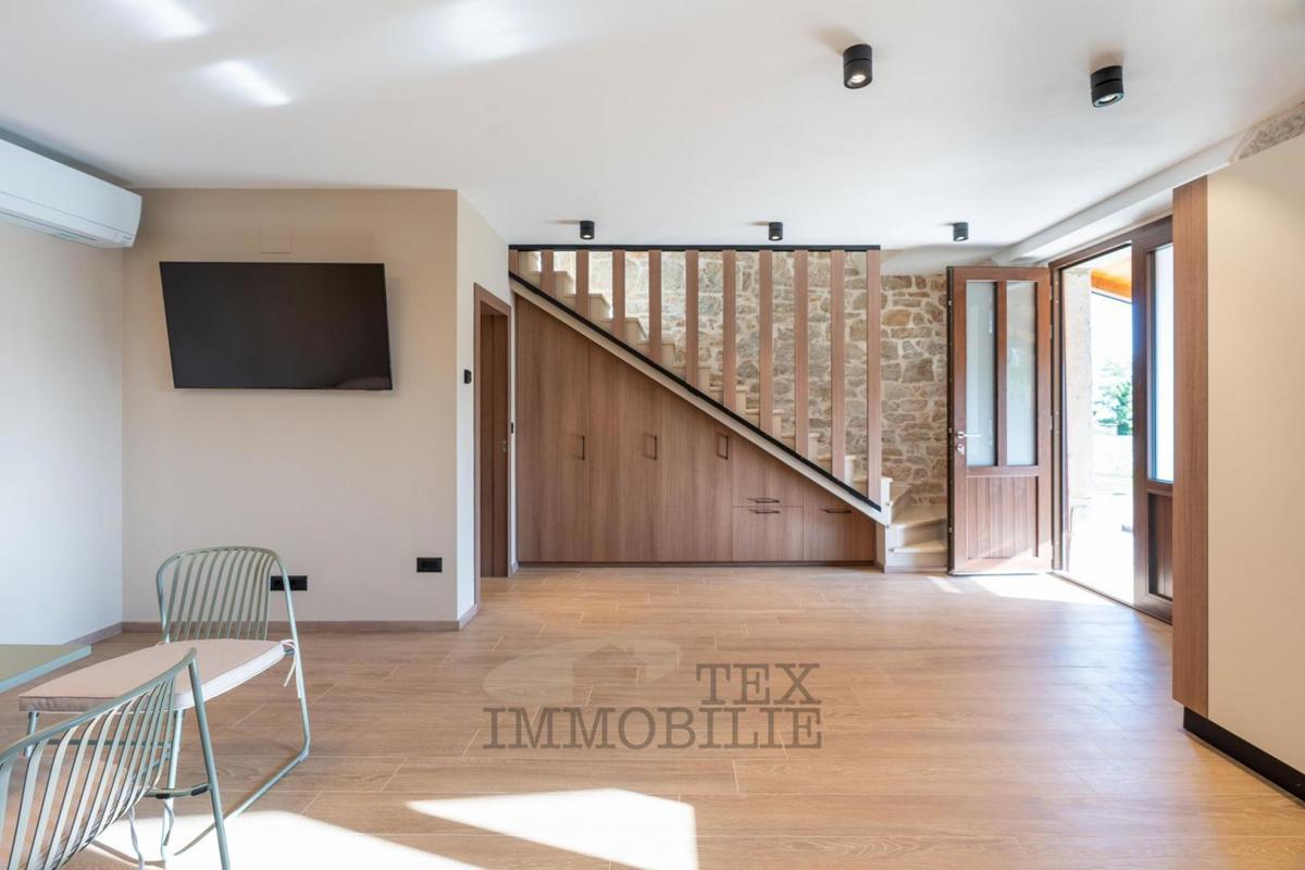 Bella casa in pietra ristrutturata con piscina in vendita