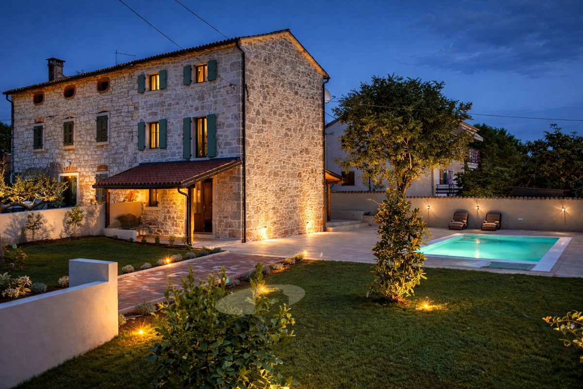 Bella casa in pietra ristrutturata con piscina in vendita